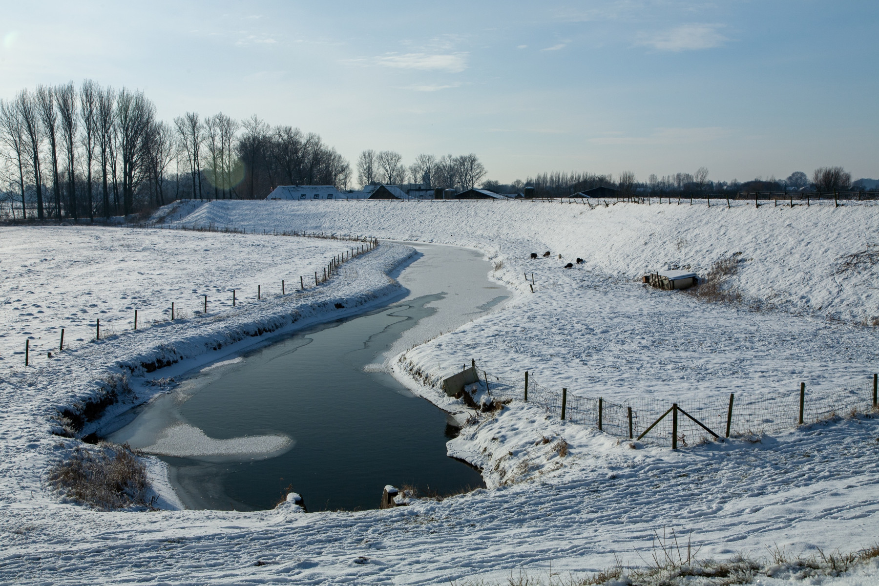 Лед тронулся: на реках Югры замечены первые весенние изменения
