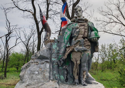 Не бросили «сослуживца»: в Авдеевке бойцы из батальона «Югра» восстанавливают памятник советским воинам