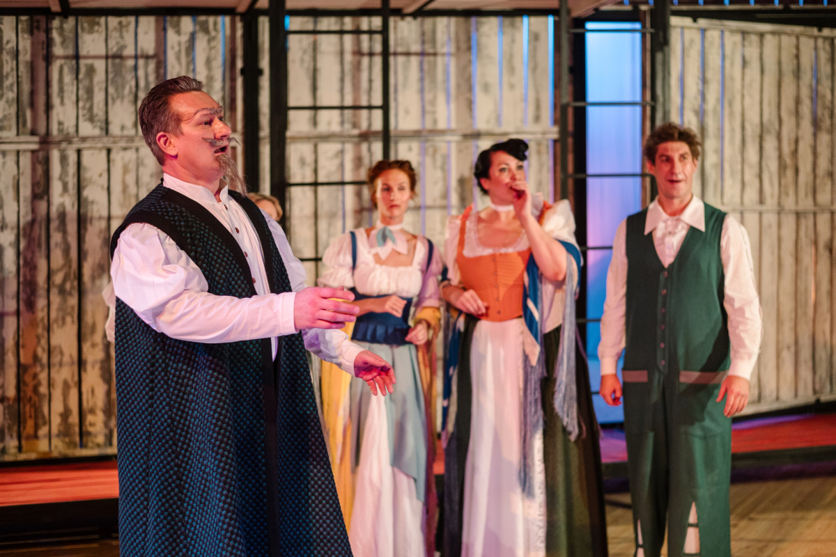 Фотография  для Новогодний серпантин. Собака на сене