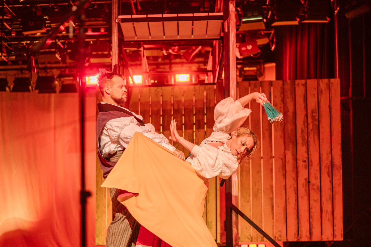 Фотография  для Новогодний серпантин. Собака на сене