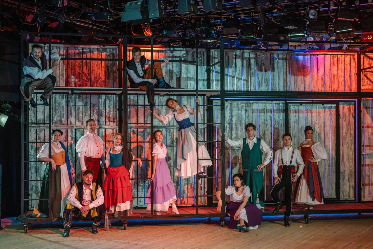 Фотография  для Новогодний серпантин. Собака на сене