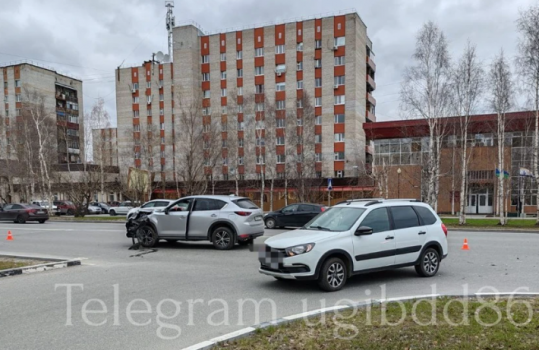 В Сургуте Mazda протаранила «Ладу» — двое с травмами, водитель-виновник аварии целый