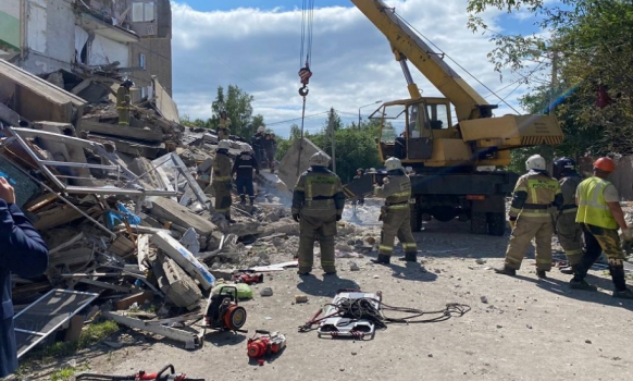 В Нижнем Тагиле от взрыва обрушилась пятиэтажка — под завалами люди, югорские специалисты готовы выехать на помощь соседям