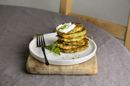 Оладьи из кабачка с сыром по деревенскому рецепту: Сыр меняет вкус блюда, получаются сочными