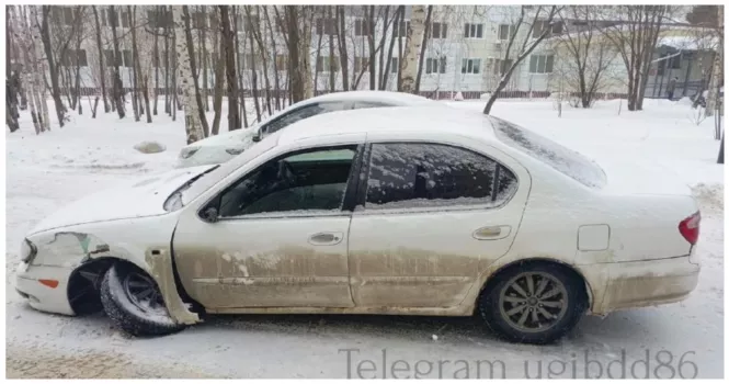 В Сургуте из-за скользкой дороги произошло ДТП: Nissan наехал на дерево