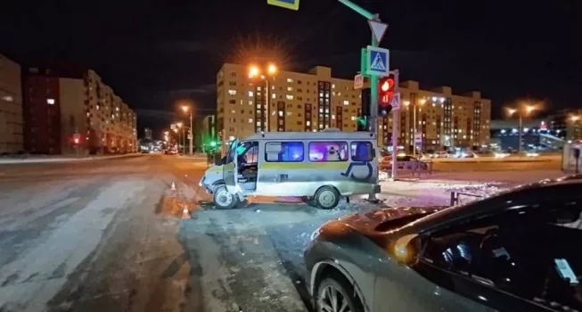 В Нижневартовске легковой автомобиль столкнулся с микроавтобусом для перевозки инвалидов: подробности аварии