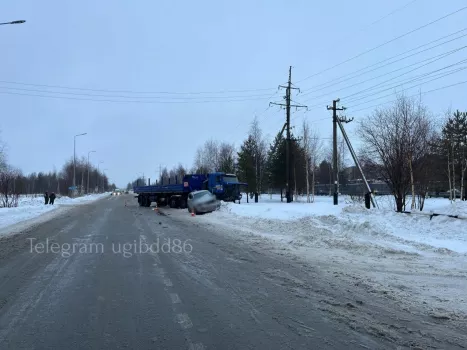 В Когалыме произошло ДТП с участием грузовика: есть пострадавшие — подробности происшествия