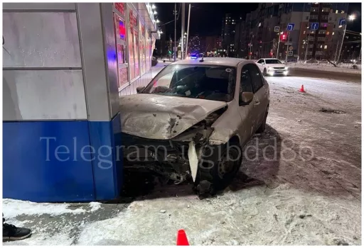 В Сургуте произошло ДТП: Lada после столкновения с другим авто врезалась в торговый павильон