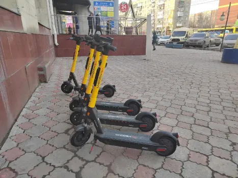 В Нижневартовске размечают специальные парковки для электросамокатов