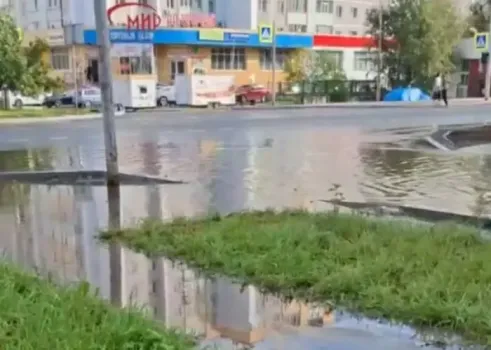 В Сургуте из-за сильного ливня затопило улицу Югорскую
