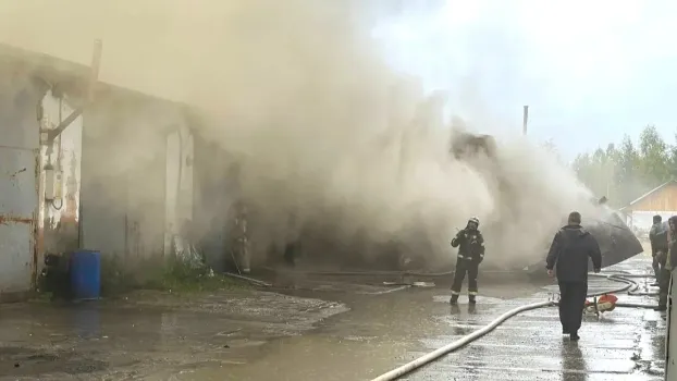 В Нягани крупный пожар уничтожил восемь гаражей