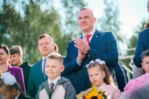 Губернатор ХМАО открыл новую школу на 1100 мест в Сургутском районе