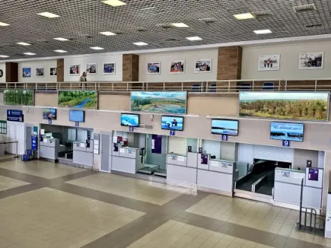 В сургутском аэропорту открыли выставку о буднях авиации