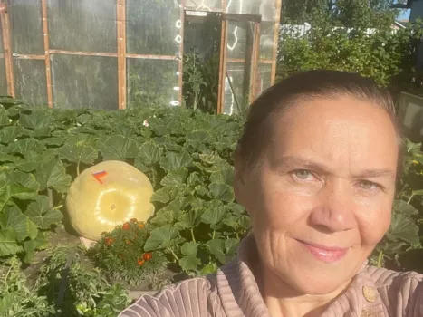 Жительница Югорска вырастила гигантскую тыкву весом более 100 килограммов