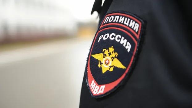 В Сургуте полиция накажет отца подростка, который катался на питбайке по школьному крыльцу