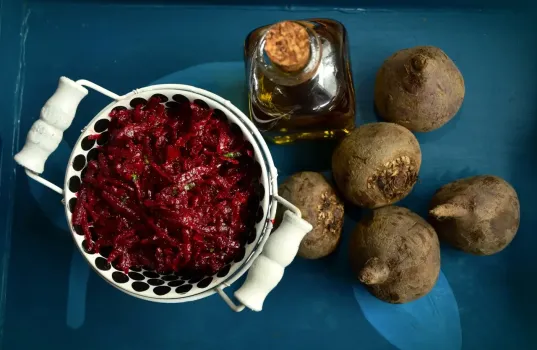 Салат со свеклой и луком на зиму: получается пикантным и вкусным — улетает со стола за 1 минуту