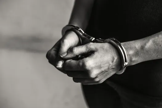 В ХМАО 54-летнего мужчину подозревают в изнасиловании 14-летней девочки