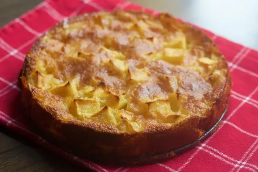 Шарлотка теперь не в топе: готовим нежный и вкусный яблочный пирог на скорую руку — просто тает во рту