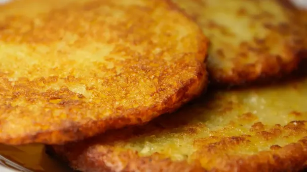 Взбиваем картофель с яйцом — и гора вкусных пышек на ужин готова: домашних за уши не оттащить