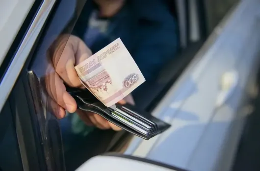 Иностранный гражданин попытался дать взятку сотруднику ДПС в Югре