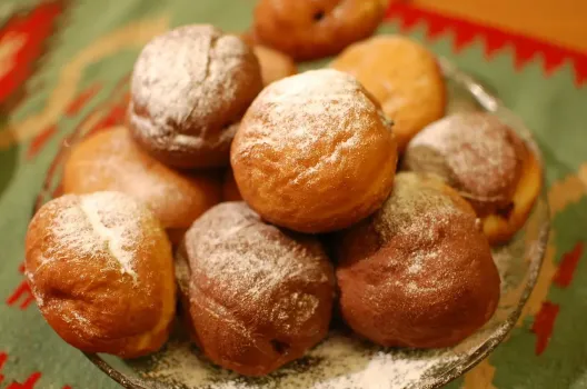 Опытные хозяйки творог скупают килограммами: готовят пышные и вкусные яблочные пончики — домашних за уши не оттащить