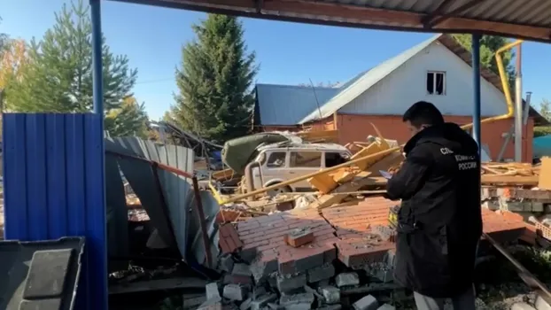 В Югорске после взрыва на владельца обрушился гараж