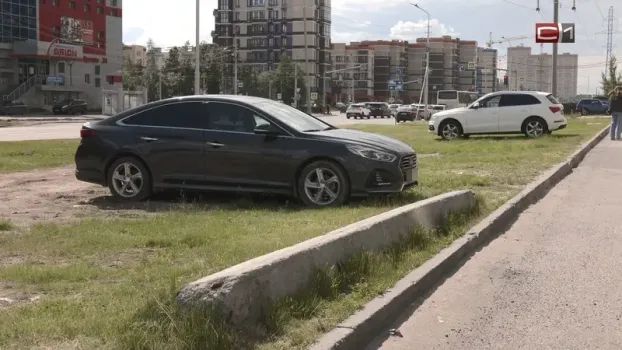 Сургутских водителей оштрафовали на 1,6 млн рублей за парковку на газонах