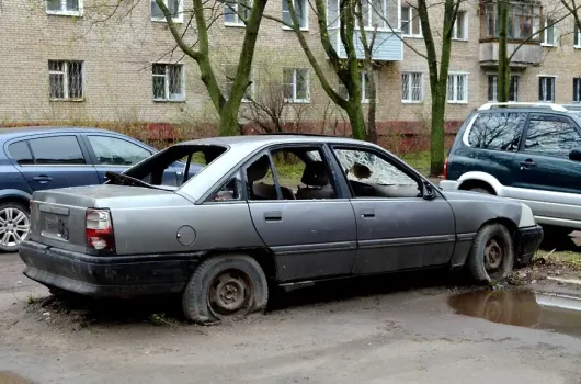В Сургуте начнут вывозить брошенные авто с улиц города