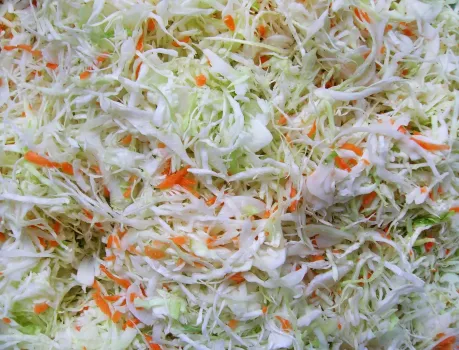 Квашеная капуста по бабушкиному рецепту: хрустящая, сочная и вкусная — идеальное угощение из СССР