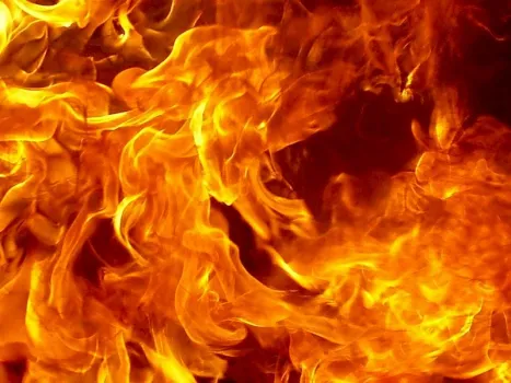 В ХМАО пожарные спасли двух подростков из охваченного огнем дома