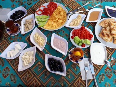 Сытный турецкий завтрак за 10 минут — вкусно, питательно и полезно: 5 ингредиентов — и привычное блюдо заиграет по-новому