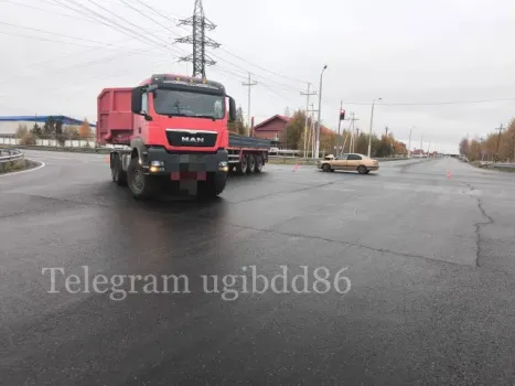 В Сургутском районе легковой автомобиль столкнулся с грузовиком, есть пострадавший