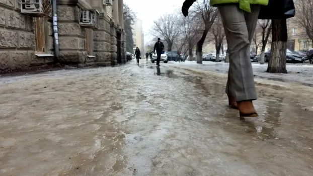 В Ханты-Мансийске дороги покрылись ледяной коркой после осадков