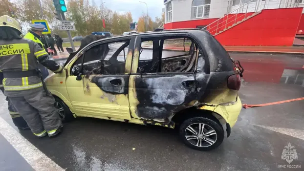 В центре Ханты-Мансийска дотла сгорел автомобиль