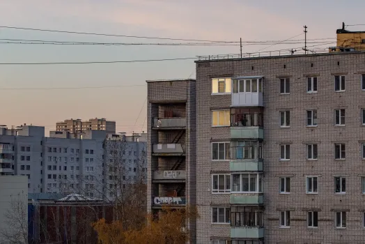 В ХМАО нашли труп женщины под окнами многоэтажки