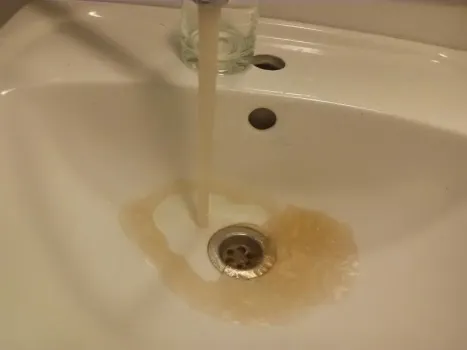 Жители Сургута продолжают жаловаться на грязную воду из кранов