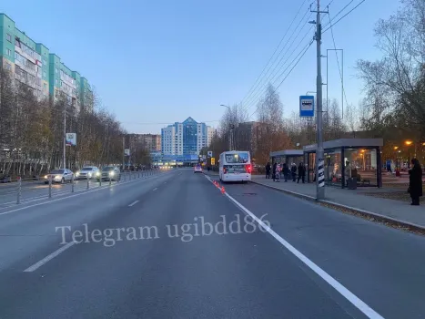 В Сургуте пьяный мужчина упал под автобус и чудом остался жив
