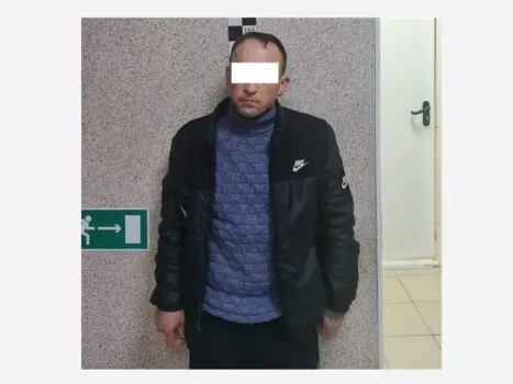 В порыве гнева порвал себе куртку: в Сургуте на вокзале задержали агрессивного пассажира