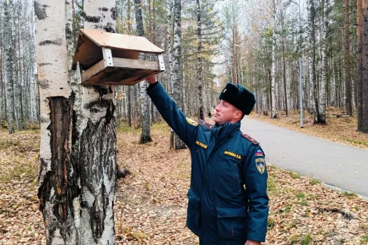 В Югре пожарные помогают белкам подготовиться к зиме