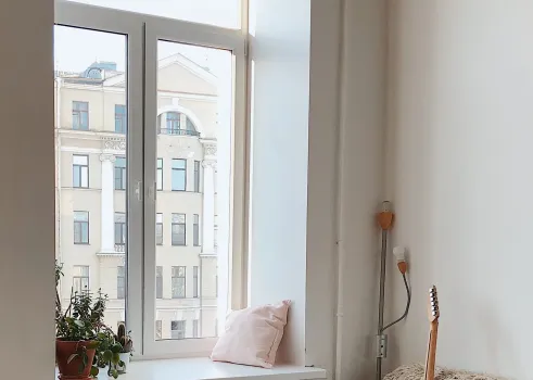 Опытные хозяйки моют окна только так: стекла сияют чистотой до самого лета — ни разводов, ни грязи — 3 лайфхака