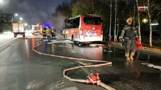 В Сургуте на улице Маяковского загорелся пассажирский автобус