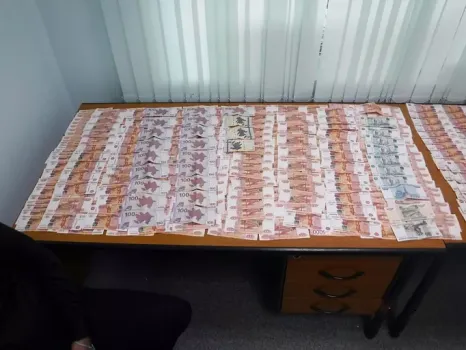Более 5 миллионов рублей в валюте пытались вывезти из России через аэропорты Югры