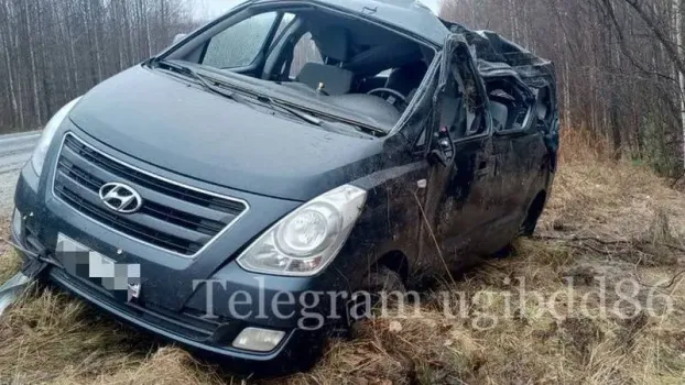 В Югре Hyundai вылетел в кювет и перевернулся: пострадали три пассажира
