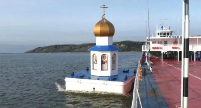 В ХМАО плавучая часовня отправилась на традиционную зимовку