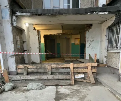 Жители многоэтажки в ХМАО пожаловались на опасную лестницу со штырями