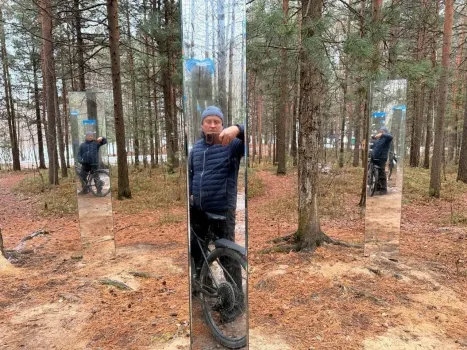 В сургутском парке «За Саймой» установили зеркальные светящиеся столбы