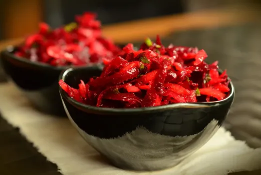 Салат со свеклой на каждый день: сочный и вкусный — улетает со стола за 1 минуту