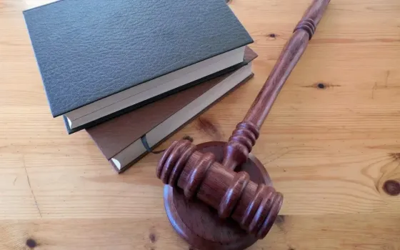 Водитель из Нижневартовска отсудил около полумиллиона рублей за незаконное увольнение