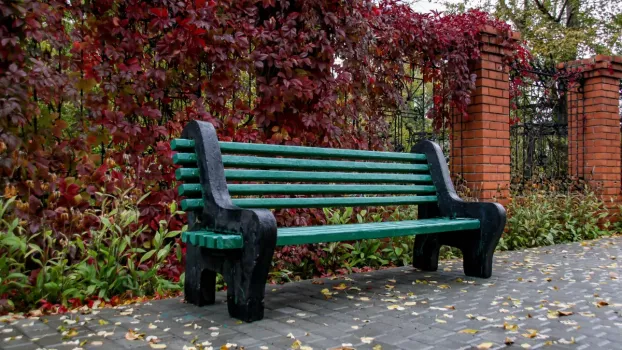 В Нижневартовске начали убирать уличные лавочки и урны на зимний период