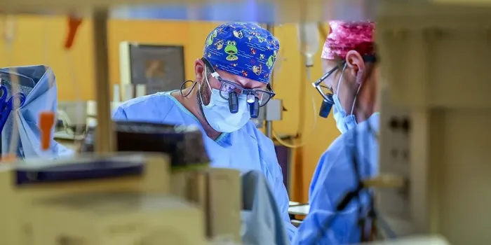 Югорские врачи спасли мужчину, в голову которому на трассе влетела металлическая деталь